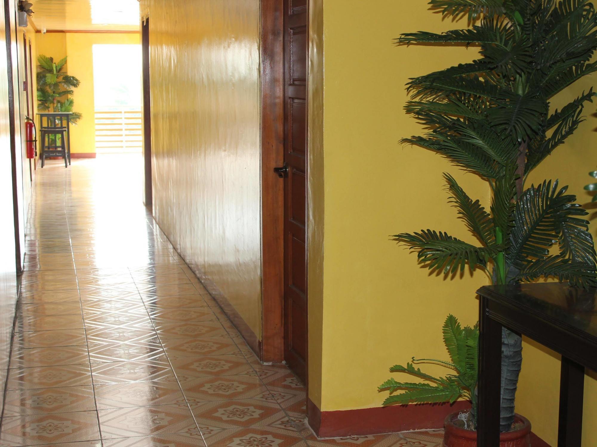 מלון קאליבו Reddoorz Near Golden Sarok Shrine מראה חיצוני תמונה